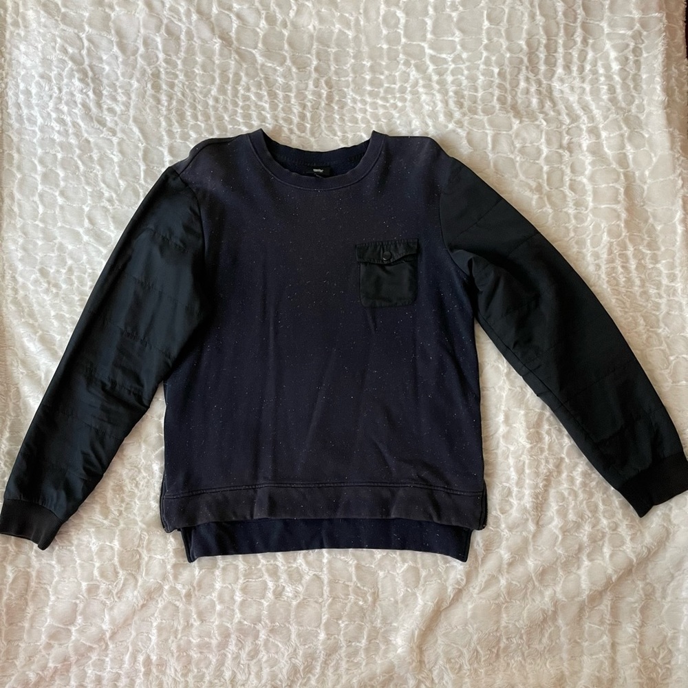 Mossimo Young men’s pre-owned dark blue with white sprinkles sweater. Size (M).